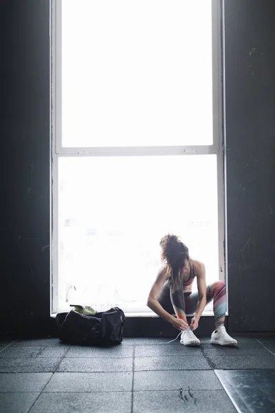 Zapatos de cordones deportivos seguros antes del entrenamiento — Foto de Stock