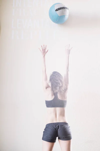 Mujer haciendo ejercicio con peso de pelota en el gimnasio — Foto de Stock