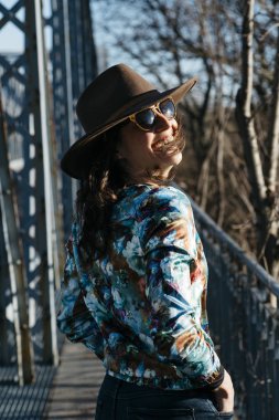  Güzel kız eğleniyor demir köprü