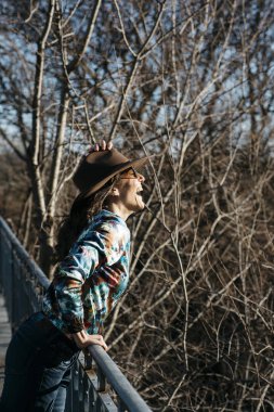  Güzel kız eğleniyor demir köprü