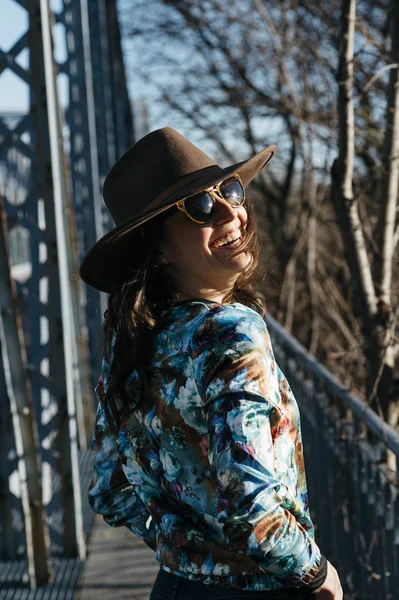 Hermosa chica divirtiéndose en el puente de hierro — Foto de Stock