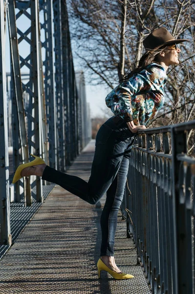 Menina bonita se divertindo na ponte de ferro — Fotografia de Stock