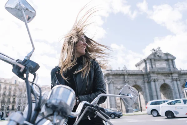 Woman with a motorcycle in the city — Stock Photo, Image