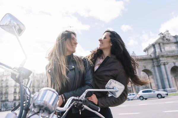 Dos mujeres montadas en la moto en la ciudad de Madrid —  Fotos de Stock