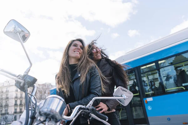 İki kadın Madrid şehir içinde motosiklet üzerine monte — Stok fotoğraf