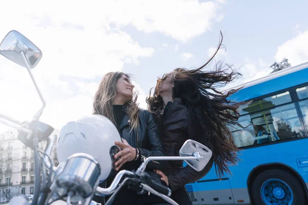 Две женщины на мотоцикле в Мадриде — стоковое фото