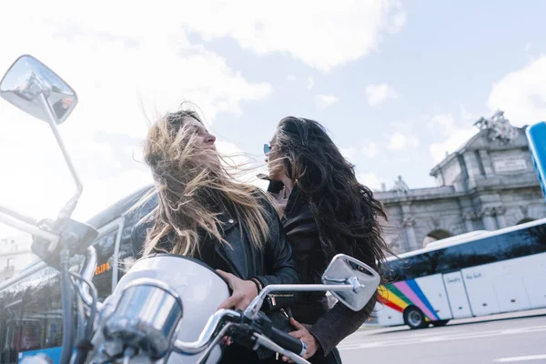 Две женщины на мотоцикле в Мадриде — стоковое фото