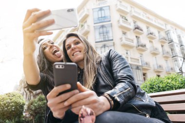 Sokakta smartphone ile iki kadın