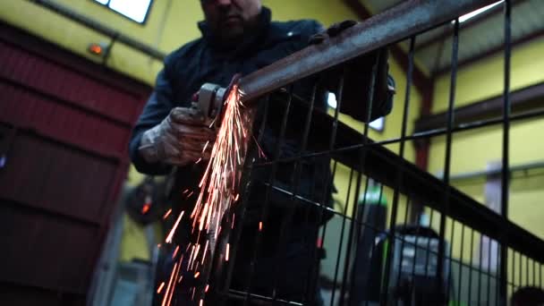 Człowiek Pracuje Szlifierką Cięcia Metalu — Wideo stockowe