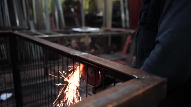 Hombre Trabaja Con Amoladora Corte Metal — Vídeos de Stock