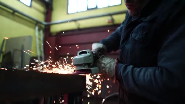 Чоловік Працює Ріжучим Металом — стокове відео
