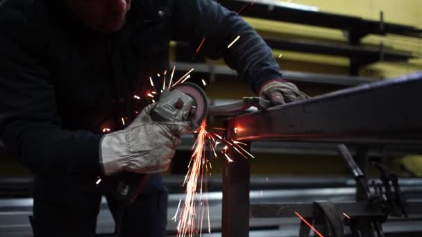 Homem Trabalha Com Moedor Corte Metal — Vídeo de Stock