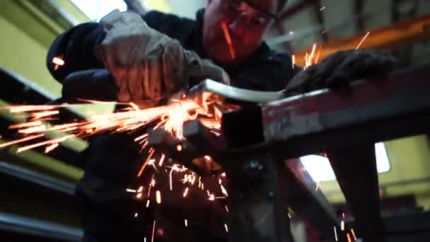 男は研削盤の切削金属で動作します — ストック動画