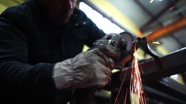 Człowiek Pracuje Szlifierką Cięcia Metalu — Wideo stockowe