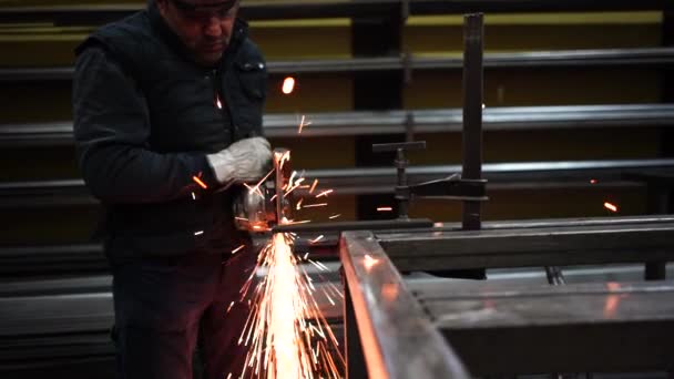 Mens Werkt Met Het Slijpen Van Metaal — Stockvideo