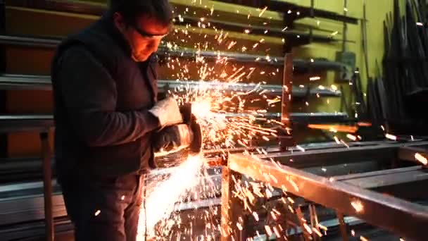 Homme Travaille Avec Meuleuse Coupe Métal — Video