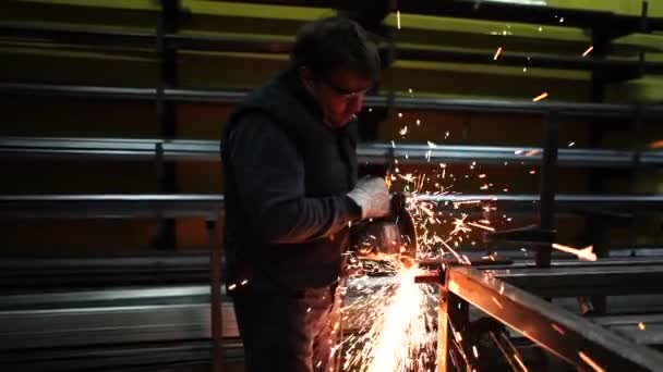 Hombre Trabaja Con Amoladora Corte Metal — Vídeos de Stock