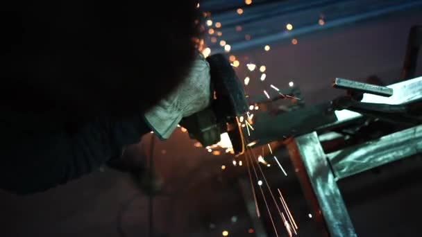 Man Arbetar Med Slipmaskin Skärande Metall — Stockvideo