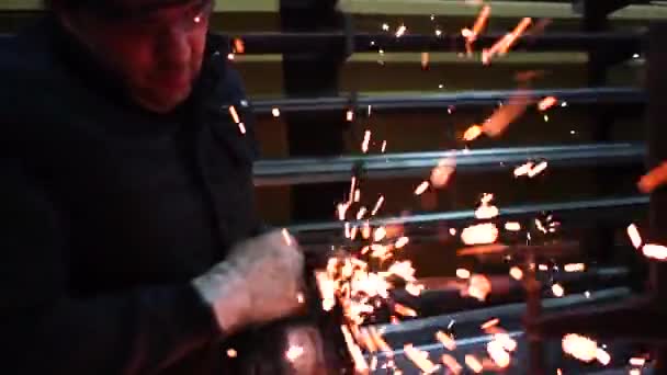 Hombre Trabaja Con Amoladora Corte Metal — Vídeo de stock