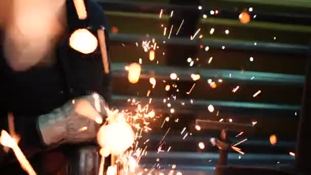 人与研磨机切割金属打交道 — 图库视频影像