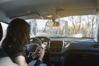 Cep telefonu arabada kullanan güzel genç kadın