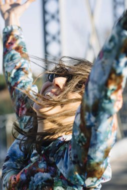  Güzel kız eğleniyor demir köprü