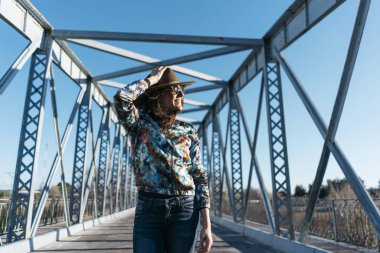  Güzel kız eğleniyor demir köprü