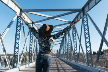  Güzel kız eğleniyor demir köprü