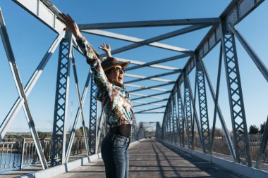  Güzel kız eğleniyor demir köprü