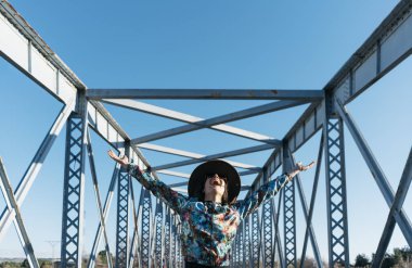  Güzel kız eğleniyor demir köprü