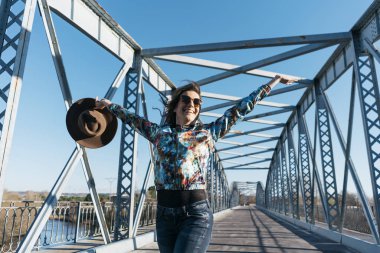  Güzel kız eğleniyor demir köprü