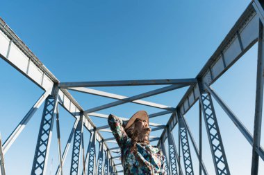  Güzel kız eğleniyor demir köprü