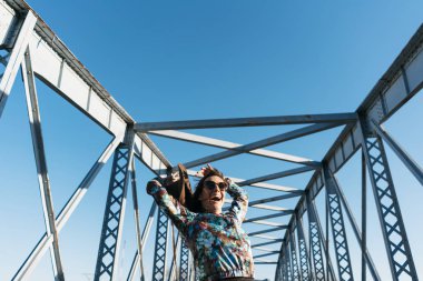  Güzel kız eğleniyor demir köprü