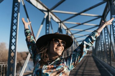  Güzel kız eğleniyor demir köprü