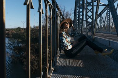  Güzel kız eğleniyor demir köprü