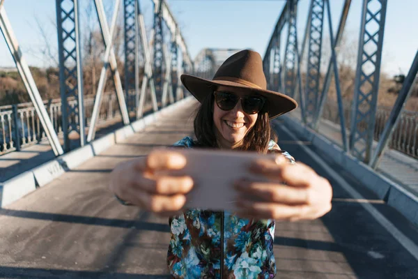 Close-up de jovem bela mulher tomando selfie — Fotografia de Stock
