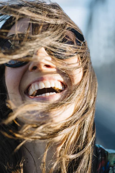 Belle femme avec les cheveux sur le visage — Photo