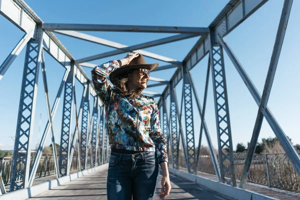 Menina bonita se divertindo na ponte de ferro — Fotografia de Stock