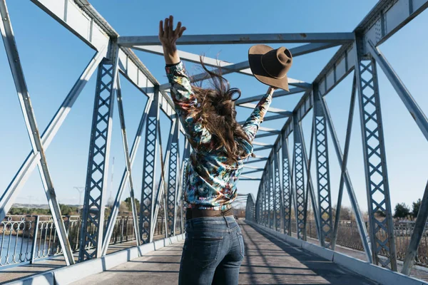 Hermosa chica divirtiéndose en el puente de hierro — Foto de Stock
