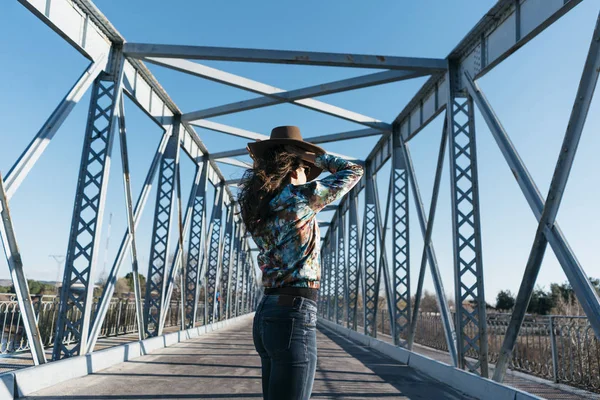 Menina bonita se divertindo na ponte de ferro — Fotografia de Stock