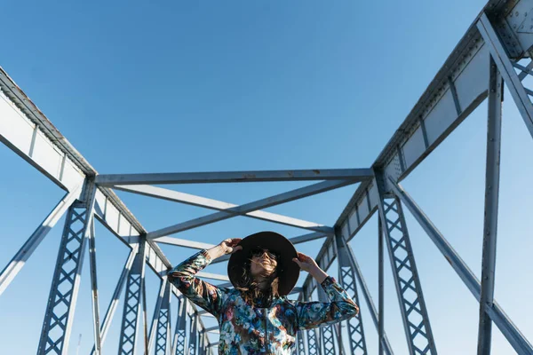 Menina bonita se divertindo na ponte de ferro — Fotografia de Stock