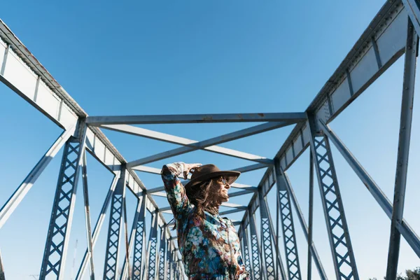 Menina bonita se divertindo na ponte de ferro — Fotografia de Stock