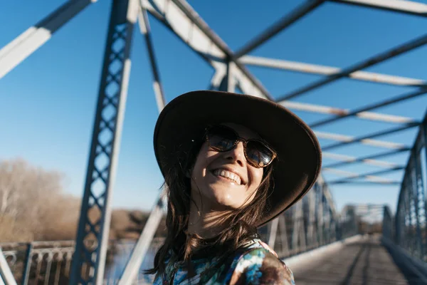 Hermosa chica divirtiéndose en el puente de hierro — Foto de Stock