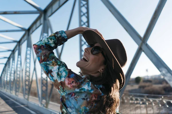 Hermosa chica divirtiéndose en el puente de hierro — Foto de Stock