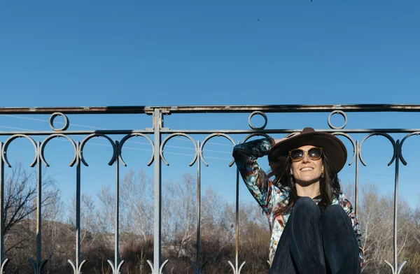 Menina bonita se divertindo na ponte de ferro — Fotografia de Stock