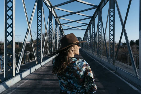 Menina bonita se divertindo na ponte de ferro — Fotografia de Stock