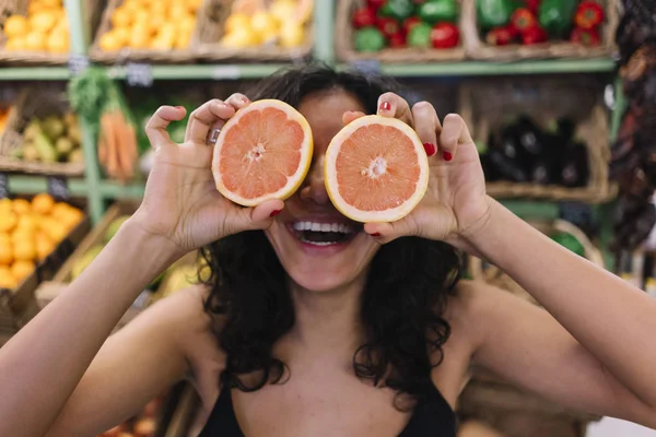 Wanita Dengan Jeruk Yang Tersayat Wajah — Stok Foto