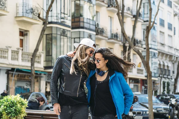 Um jovem casal lésbico atraente em uma rua — Fotografia de Stock