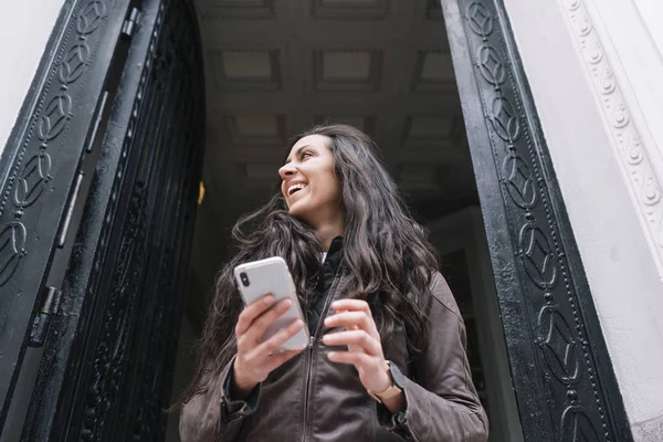 Mulher na rua com smartphone — Fotografia de Stock