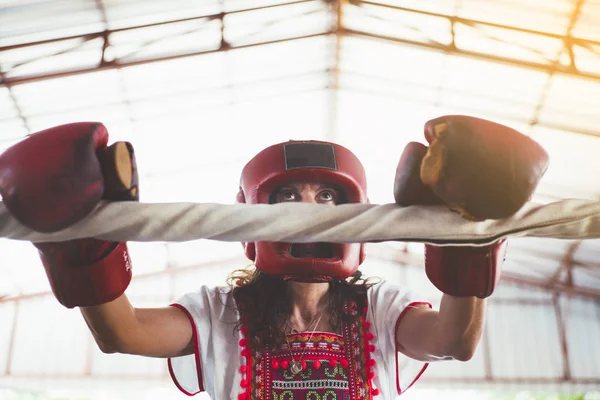 Femme dans l'anneau de la boxe thaï en plein air — Photo